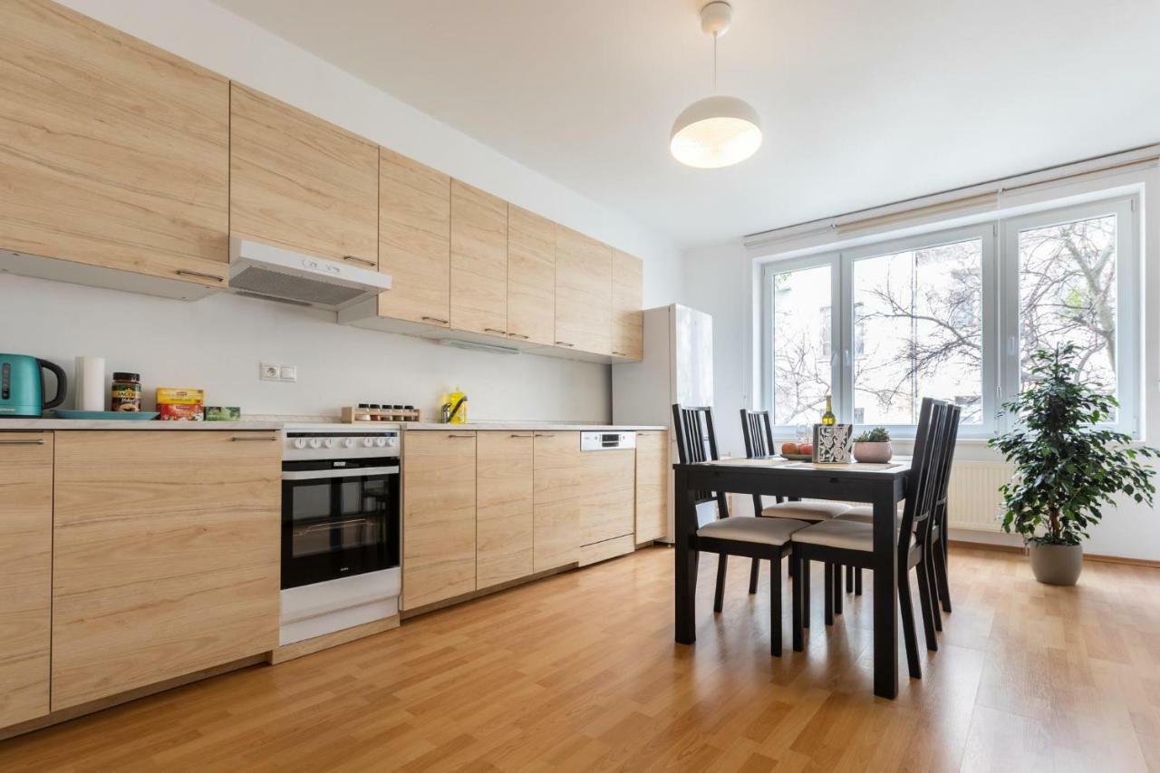 Spacious Apartment In The Old Town Of Братислава Экстерьер фото