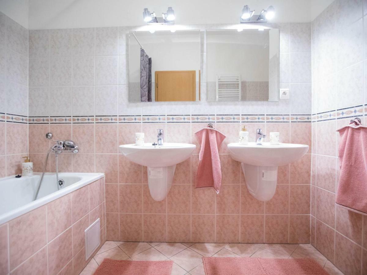 Spacious Apartment In The Old Town Of Братислава Экстерьер фото