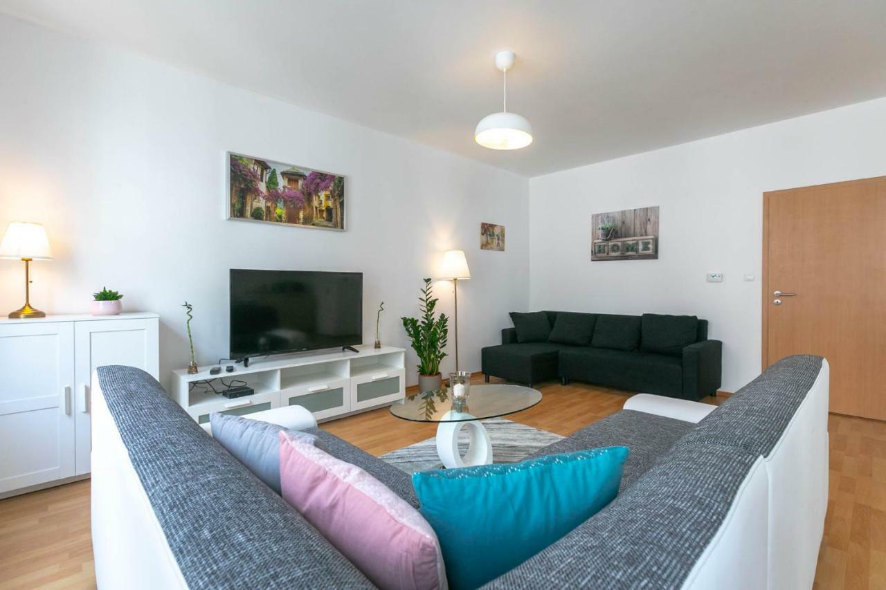 Spacious Apartment In The Old Town Of Братислава Экстерьер фото